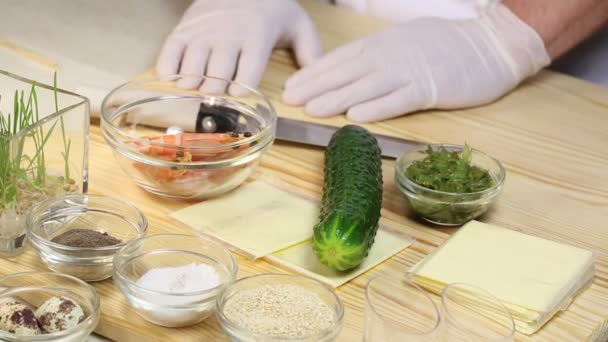 Cocinero prepara canapés — Vídeos de Stock