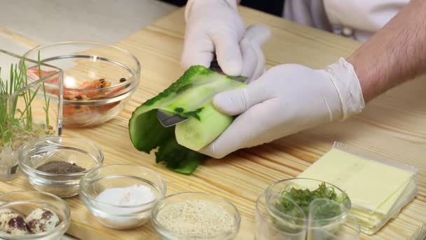 Cozinheiro prepara canapés — Vídeo de Stock