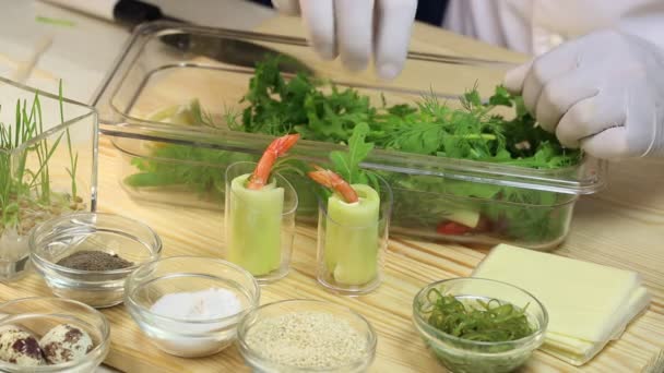 Cocinero prepara canapés — Vídeos de Stock