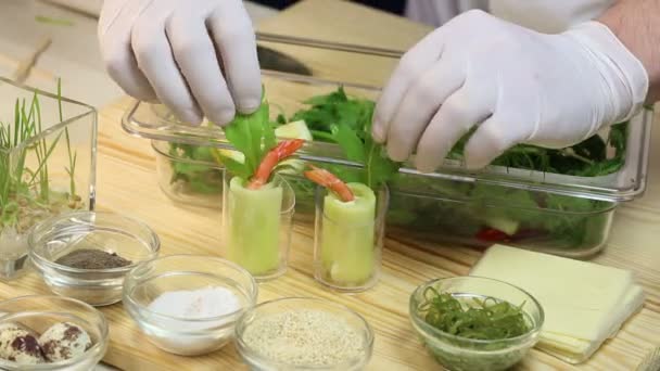 Cocinero prepara canapés — Vídeos de Stock