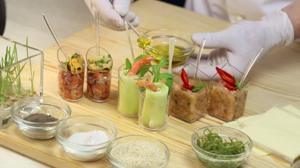 Cocinero prepara canapés — Vídeo de stock