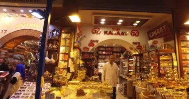 Mısır pazar mağazaları ve pasta baharat tatlılar