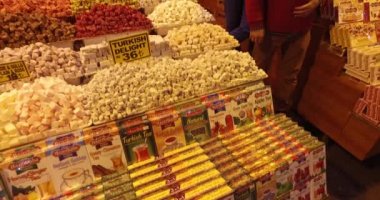 Mısır pazar mağazaları ve pasta baharat tatlılar