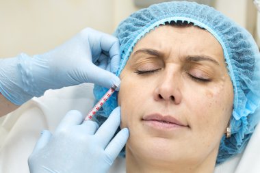 Enjeksiyon ile kozmetik tedavi 