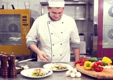 Adam lokantanın mutfağında yemek hazırlıyor..