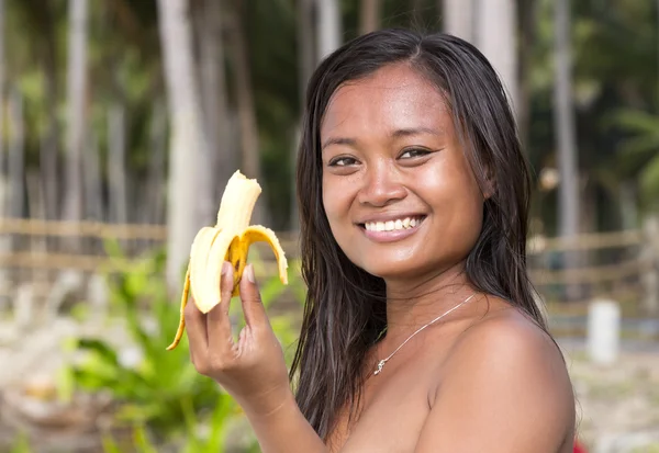 Filipina lány étkezési banán — Stock Fotó