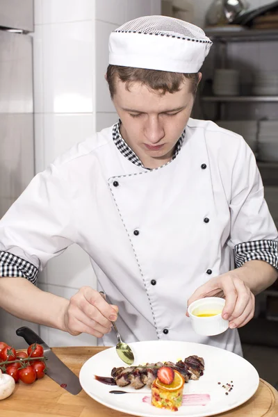 Chico Cocinero Preparando Delicias Cocina Del Restaurante —  Fotos de Stock