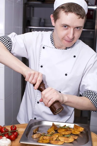 Guy Cook Preparing Delicacies Restaurant Kitchen — Stock Photo, Image