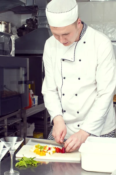 Guy Cuisinier Préparer Des Spécialités Dans Cuisine Restaurant — Photo