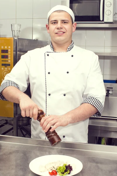 Guy Μάγειρας Προετοιμασία Λιχουδιές Στην Κουζίνα Εστιατόριο — Φωτογραφία Αρχείου