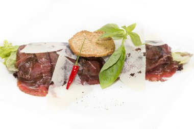 Carpaccio otlar ve peynir ile