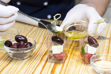 aşçı kanepeler hazırlar 