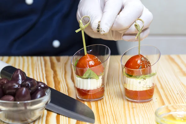 Cocinero prepara canapés —  Fotos de Stock