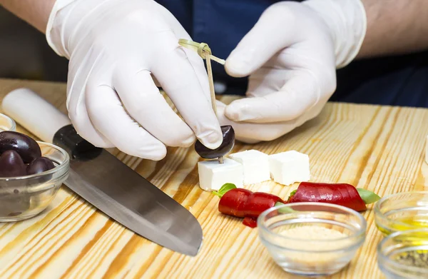 Cozinheiro prepara canapés — Fotografia de Stock