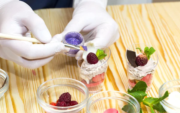 aşçı kanepeler hazırlar 