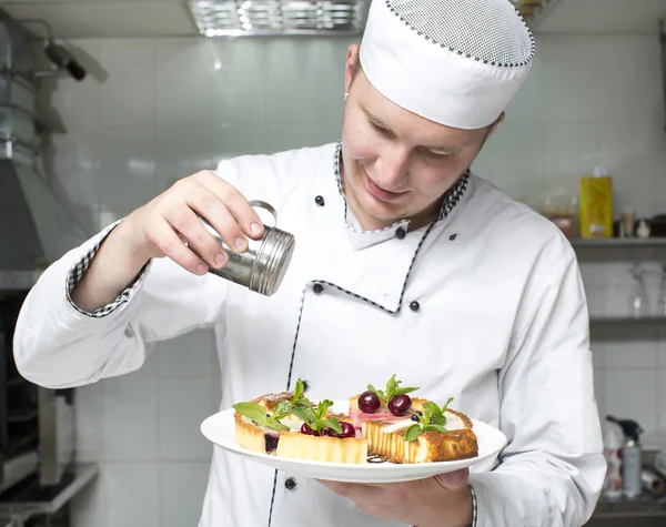 Chef prepares a meal — Stock Photo, Image