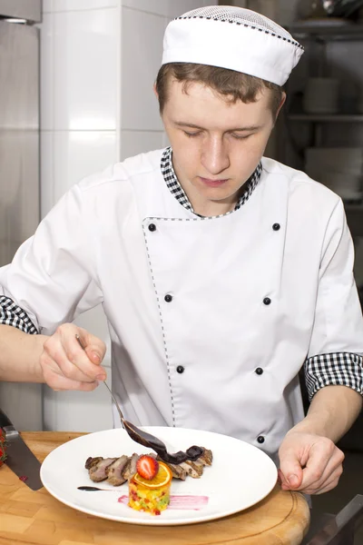 Chef prepara uma refeição — Fotografia de Stock