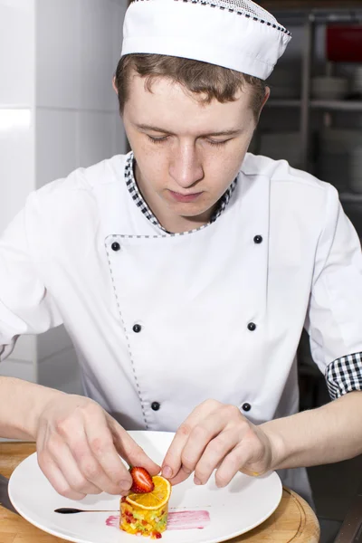 Chef prepara uma refeição — Fotografia de Stock