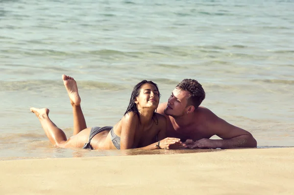 ビーチで恋をしてるカップル — ストック写真