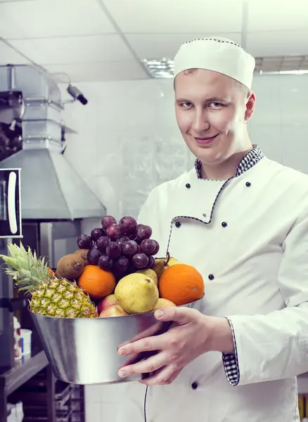 Chef-kok bereidt een maaltijd — Stockfoto