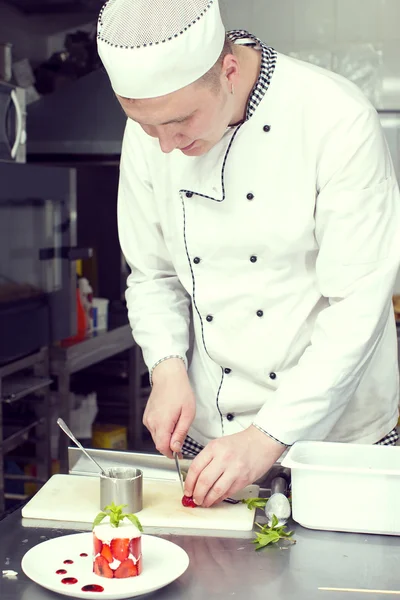 Şef yemek hazırlar