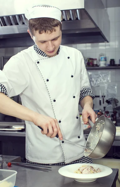 Chef prepara uma refeição — Fotografia de Stock