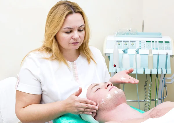 Proceso de masaje y tratamientos faciales —  Fotos de Stock