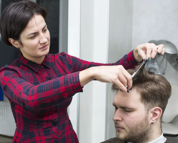 Jonge man bij de kapper — Stockfoto