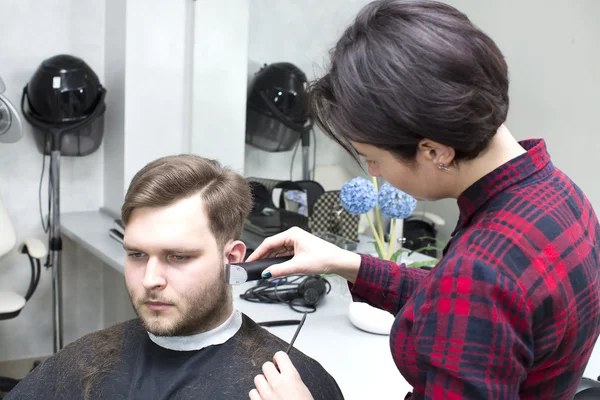 Joven en la peluquería —  Fotos de Stock