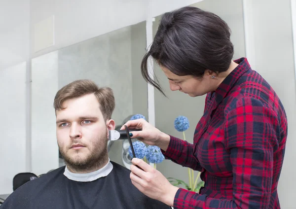 Joven en la peluquería —  Fotos de Stock