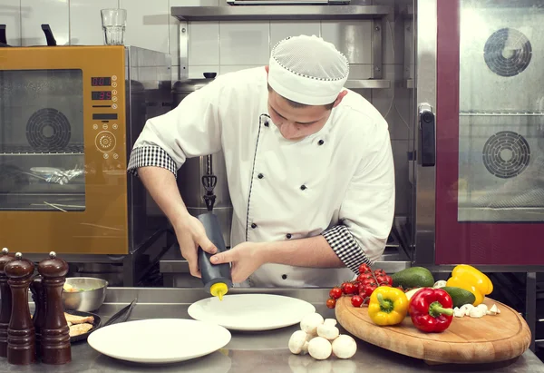 Chef prepara uma refeição Imagem De Stock