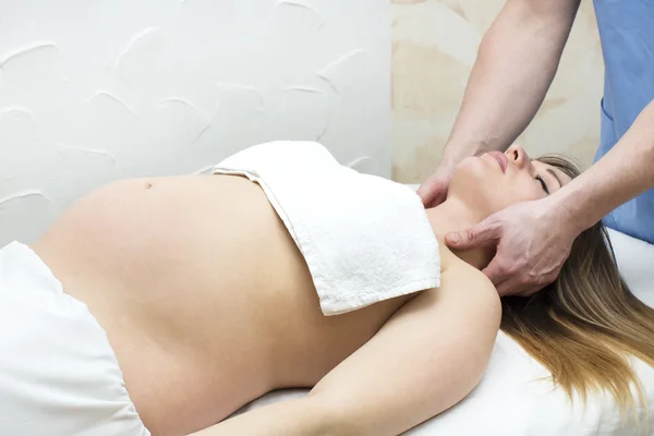 Massage zwangere vrouw — Stockfoto