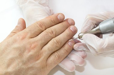 erkek manikür işlemi