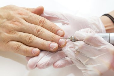 erkek manikür işlemi