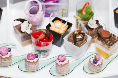 plastik bardak dekore edilmiş Mini kanepeler 