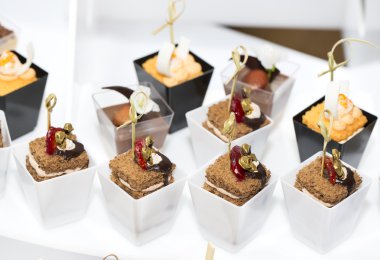 plastik bardak dekore edilmiş Mini kanepeler 