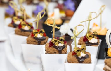 plastik bardak dekore edilmiş Mini kanepeler 