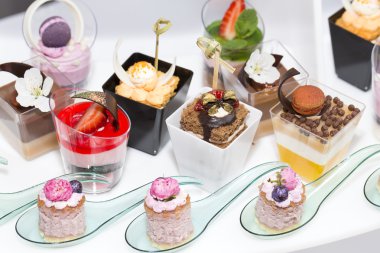 plastik bardak dekore edilmiş Mini kanepeler 