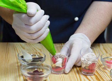 aşçı kanepeler hazırlar 