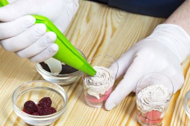 aşçı kanepeler hazırlar 