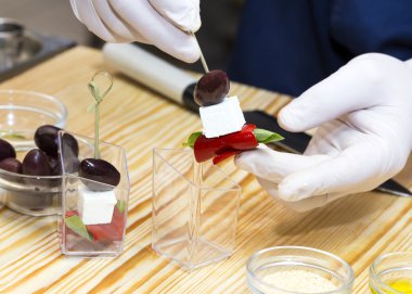 aşçı kanepeler hazırlar 