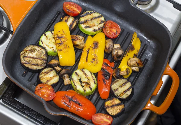 Cocinar en la parrilla — Foto de Stock