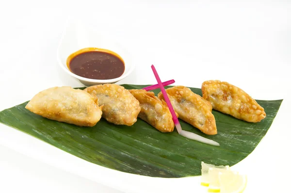 Japanische Knödel mit Salat — Stockfoto