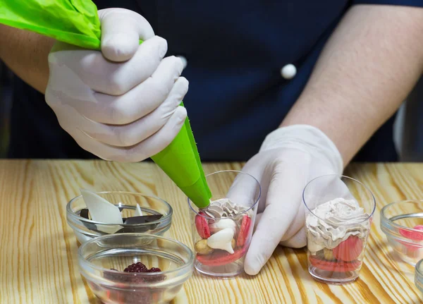 aşçı kanepeler hazırlar 