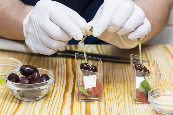 aşçı kanepeler hazırlar 