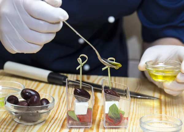 Cook prepares canapes — Stock Photo, Image