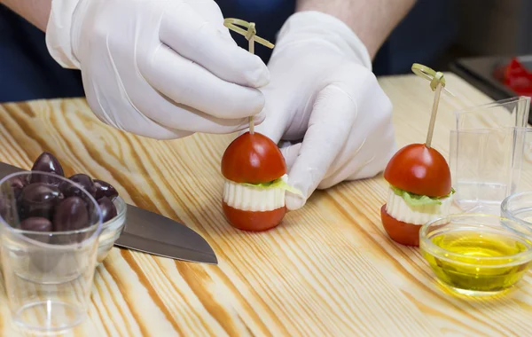 Cook prepares canapes — Stock Photo, Image