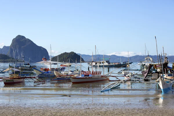 Port dans le village de pêcheurs — Photo