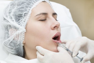 Kontur plastik dudaklar