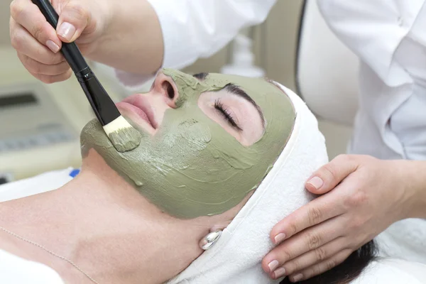 Processus de massage et de soins du visage — Photo